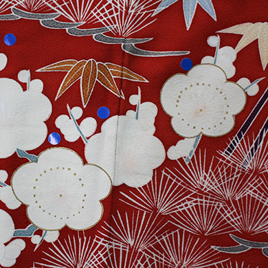 胡粉で白い梅の花を描いた赤い布、金で縁取られた葉、松葉に似た抽象的な白い線、そしていくつかの小さな青い点がアクセントとなり、洗練された色修正が施されています。.