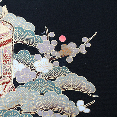 黒い布地に施された精巧な刺繍には、淡い紫と白の花、金色の葉、そしておそらく太陽を表している小さな赤い円が、複雑な縫い目と模様で描かれている。.