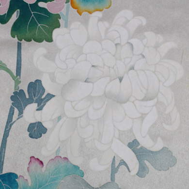 幾重にも重なった花びらを持つ白い菊の花が淡い背景に描かれ、緑と紫の葉に囲まれている。繊細な色修正によって洗練された色彩バランスが強調され、柔らかな絵画のようなイメージに仕上がっている。.