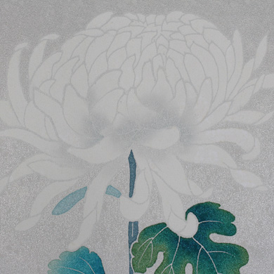 色修正と穏やかな加工技法で強調された様式化された白い菊の花が、薄いグレーの背景に幾重にも重なった花びらを見せ、茎の根元にははっきりとした葉脈を持つ緑の葉が引き立てている。.