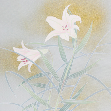 長い茎に緑の葉をつけた2輪の白いユリが、花の後ろでほのかに黄色く輝く、柔らかく明るい背景に描かれたイラスト。.