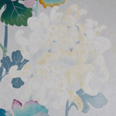 淡い胡粉色の菊の花のクローズアップ。背景には緑の葉と他の花が配され、軽やかな質感の表面に繊細な色彩修正が施されている。.