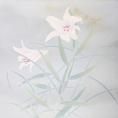 淡いライトグレーを背景に、緑の葉と茎を持つ2輪の白いユリのミニマルなイラスト。花と葉は柔らかく繊細な線と色彩で、頂上付近にかすかに茶色がかったシミがある。.