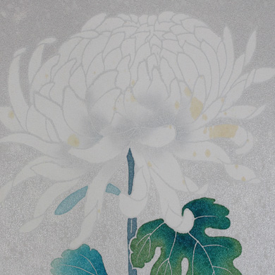 きらめくグレーの背景に、緑の葉をつけた白い大輪の菊の花のイラスト。柔らかな輪郭の花びらと色修正が、葉の緑と青のグラデーションを引き立てています。.